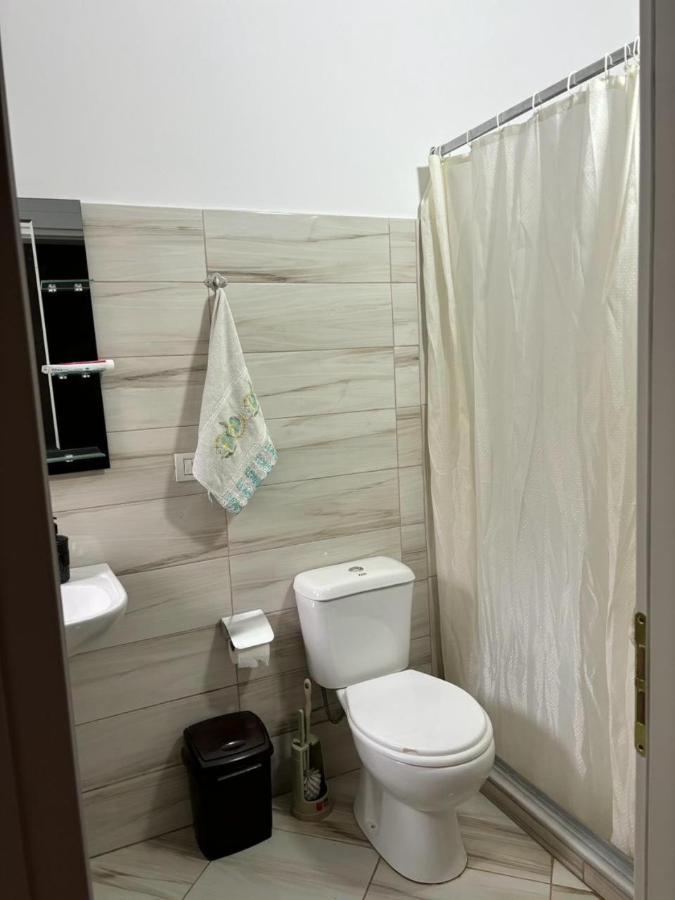 Guest House Adi Hoxha Берат Экстерьер фото