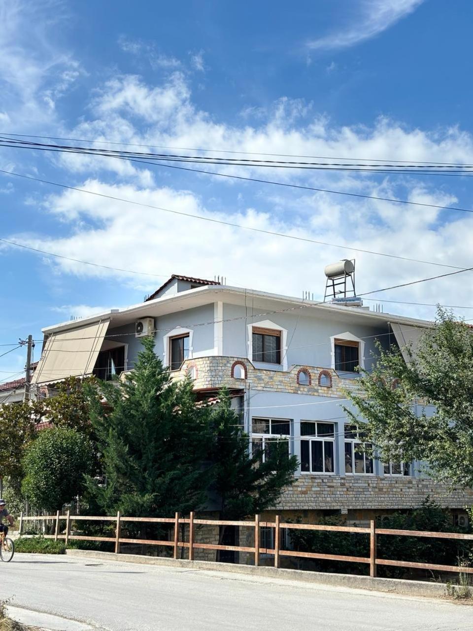 Guest House Adi Hoxha Берат Экстерьер фото