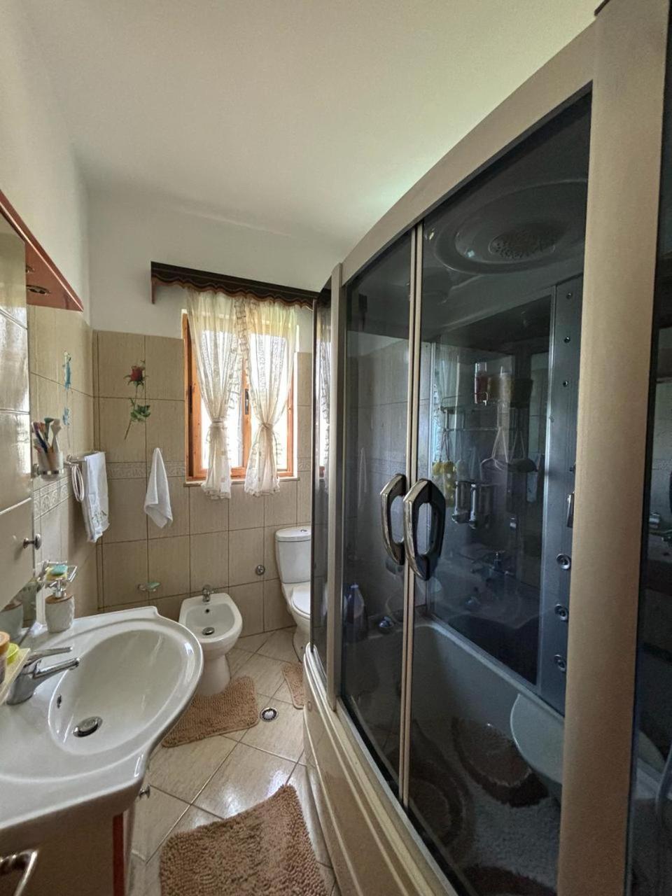 Guest House Adi Hoxha Берат Экстерьер фото