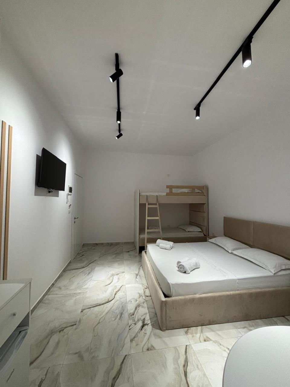 Guest House Adi Hoxha Берат Экстерьер фото